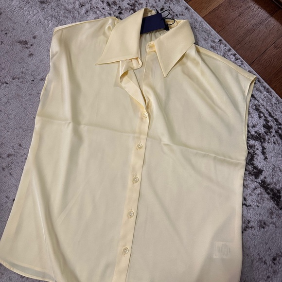 New๐Elegant Yellow short sleeve button front blouse - Picture 8 of 8